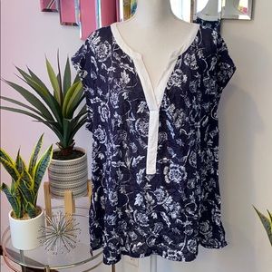 Daisy Fuentes navy top